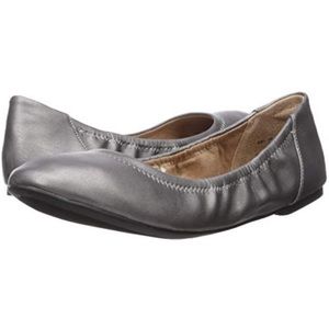 Trendy silver ballet flats, NWT, from Amazon essentials, size 6